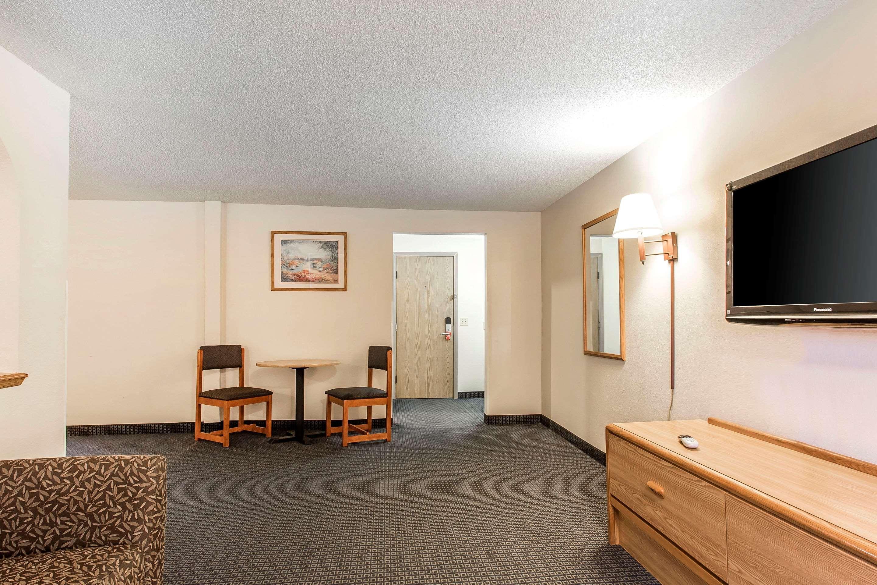 Econo Lodge Inn&Suites Clinton Exterior foto